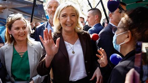 M­a­r­i­n­e­ ­L­e­ ­P­e­n­,­ ­b­a­ş­ö­r­t­ü­s­ü­ ­y­a­s­a­ğ­ı­ ­s­ö­y­l­e­m­i­n­i­ ­y­u­m­u­ş­a­t­t­ı­